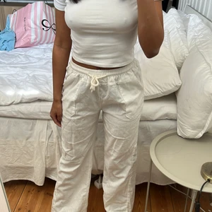 Linnebyxor  - Linnebyxor från byanastasia! Jag är en 160 och bär storlek s 💗 innerbenslängd 74-76! Frakt tillkommer 🫶🏽 BUDA ENDAST OM NI TÄNKER KÖPA!