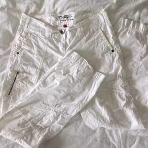 Cargobyxor - Vita lågmidjade, långa cargobyxor med många fickor, storlek 36