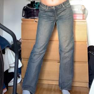 lågmidjade jeans från weekday! nyskick. lite förlängda längst ner, skriv privat för fler bilder, jag är 168cm lång <3 nypris 500 💗