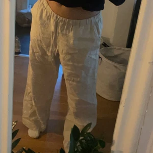 Linnebyxor  - Ett par jätte jätte fina linnebyxor från Arket, säljs pga att jag har 2 par, själv brukar jag använda M men dessa är i strl L men passar jättefint på M också. Kan mötas upp i närheten av Skara annars gäller frakt och det står köparen för☺️☺️☺️ behövs få sålda snabbt!!
