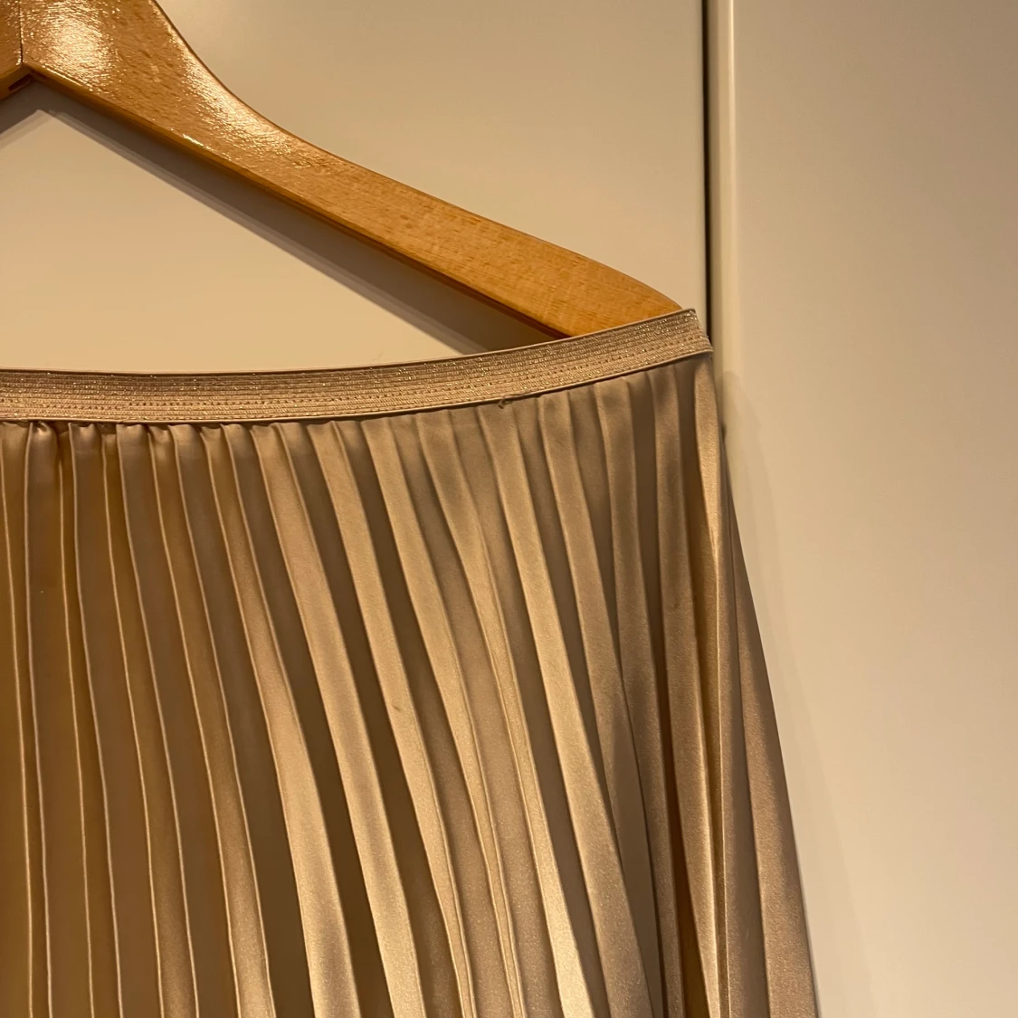 Champagnefärgad plisserad midikjol - 90