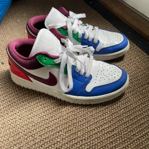 Jordan 1 low - Kollar intresset kring mina Jordan air 1, som ni ser på bilden är skorna använda men i bra skick. Bara höra av sig vid frågor osv! Inköpta för 1500:- tyvärr finns inte kartong kvar