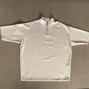 Zip up - Kortärmad zip up tröja i väldigt skönt och lent material. Bra skick då den nästan aldrig använts och väldigt fin beige färg! Storlek skulle jag säga är mer S än XS. Pris kan diskuteras men köparen står för frakt!
