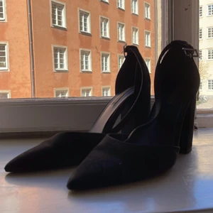 Nelly klackar - Svarta klackar från Nelly med spetsig tå. Superfint skick, endast använda ett fåtal gånger.
