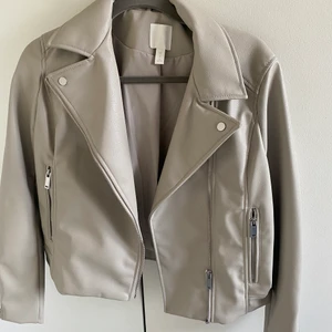 Beage skinjacka  - Säljer min beaga skinjacka som aldrig kommit till användning. Jackan är liten i storleken så 40 passar M/S, superfin ljus färg och passar perfekt nu till våren 