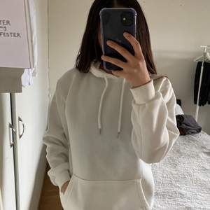 Vit hoodie från Shein i strl S. Den är lite genomskinlig som man kan se på bilden men det är inget som stör ifall man bara har en beige bh/linne under istället. Säljer för 50kr+ frakt!💕