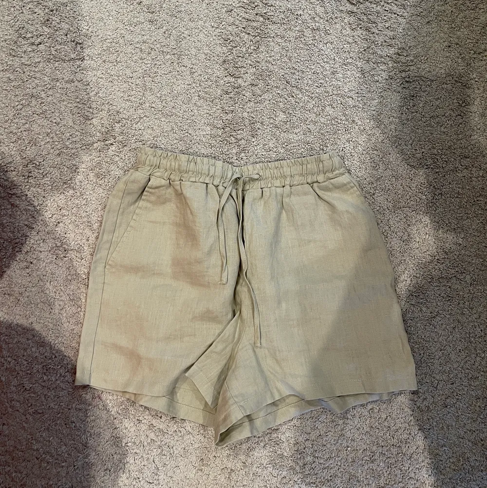 💕Säljer dessa linne shorts från NA-KD då jag inte använder de längre. Shortsen är i storlek 34💕. Shorts.