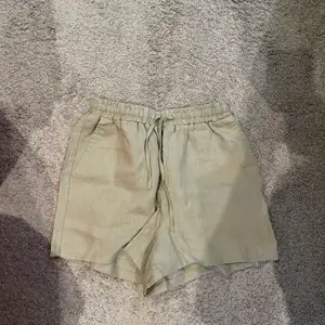 💕Säljer dessa linne shorts från NA-KD då jag inte använder de längre. Shortsen är i storlek 34💕