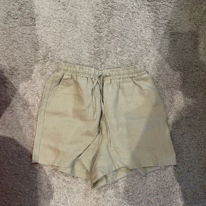 ❗️Linne shorts❗️ - 💕Säljer dessa linne shorts från NA-KD då jag inte använder de längre. Shortsen är i storlek 34💕