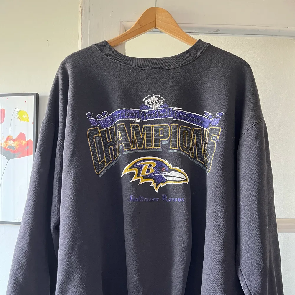 En vintage, svart, amerikansk fotbolls sweatshirt köpt på second hand. Tröjan är i bra skick bortsätt från lite sprucken text men det märks knappt. Skriv för fler bilder eller funderingar kring tröjan:). Tröjor & Koftor.