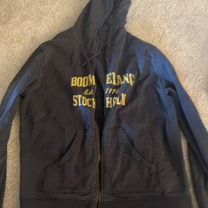 Boomerang Hoodie i storlek Xl - En snygg Hoddie från boomerang Stockholm i storlek xl. Om mer bilder önskas är det bara att skriva privat!  