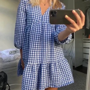 Zara klänning - Säljer min fina rutiga zara klänning 💙💙 perfekt sommarklänning!! Helt oanvänd och bilderna är lånade. Storlek M men passar mer S!
