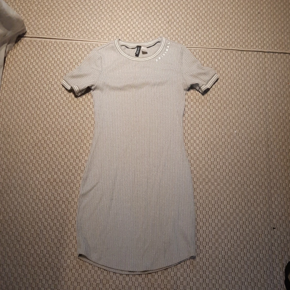 Grå klänning stl 38 