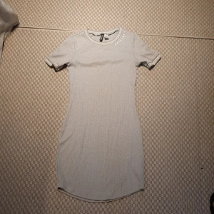 Grå klänning stl 38  - Klänning i stretching material.