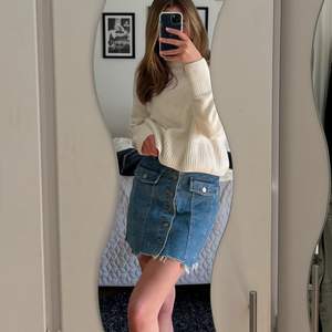 Super snygg jeans kjol me slitning längst ner från zara💞 storlek S🤩