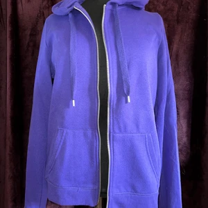 Kofta - Sååå skön och mjuk kofta, insidan är riktigt riktigt mjuk. Använd ett fåtal gånger. Storlek s men passar perfekt på mig som är en m. 