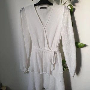 Gina tricot klänning storlek 34 vit - Storlek 34 men resår i midjan, jag brukar köpa strl 36, passar mig. Använd en gång på studenten.