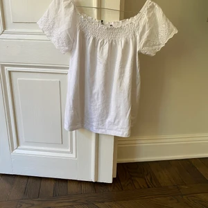 Söt off-shoulder tröja - T-shirt med spets från Primark. Off shoulder.