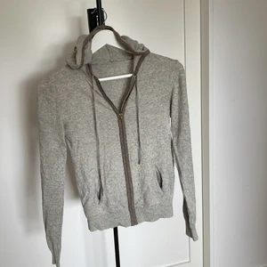 Cashmere hoodiei från stenström . - Fin stickad grå kofta med luva och dragkedja, brun i kant runt dragkedja. Använt men gott skick. Ca lika blandning  av silke och cashmere.  ⚠️råkade skriva small först men den är xs⚠️