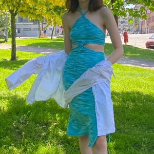 Klänning - Så så snygg turkos klänning i väldigt bra skick. Den har stretchigt skönt material som gör den perfekt till sommaren eller en utekväll. Strl är xs men skulle absolut säga att den passar en S.