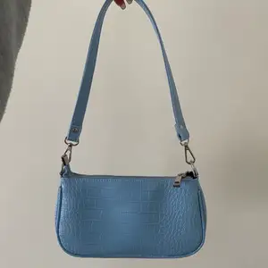 En söt liten väska från Gina tricot, använd 2-3 gånger, säljer för den använda inte. Skriv om ni har fler frågor