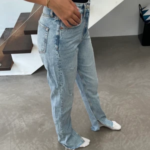 Skitsnygga jeans med slits från gina - Säljer mina favoriter från Gina. De är använda men i nyskick🫶🏻 köpte förra året för 600kr, säljer för 300! Frakt ej inkluderat