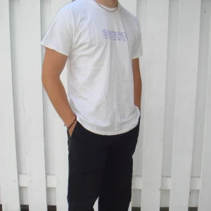 Tshirt - Vit T-shirt i stl M men den är mer L  Passform: Normal 