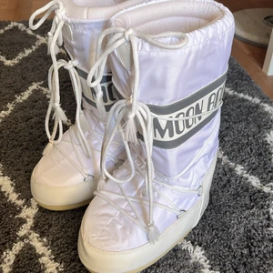MOON BOOTS - Storlek 35/38, nyskick (använd bara 1 gång). Säljer pga jag tycker att jag inte behöver de så mycket.