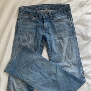 Lågmidjade jeans - Säljer dessa snygga lågmidjade jeans!💗bra skick bortsett från några ytterst små slitningar! Säljer då dem har blivit för små för mig!💗köparen står för frakt! Om många är intresserade så blir det budgivning! !!Priset är 200kr då många är intresserade!!!