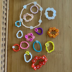 Smycken - Handgjorda smycken, ringar med blommor 20kr/st resterande 15kr/st. Armband 49kr/st