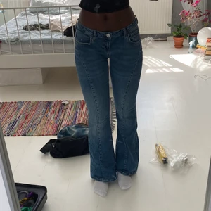 Lågmidjade jeans - Kattigaste jeansen från urbanoutfitters | Fint skick, endast använda en handfull gånger | Köpare står för frakt ❣️ (ordinarie pris 600kr)