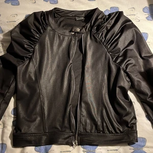 Svart jacka - Svart skimrig jacka som är ganska tunn och funkar som en ”kofta”🖤 Nästan helt oanvänd och kmr från gina tricot😍
