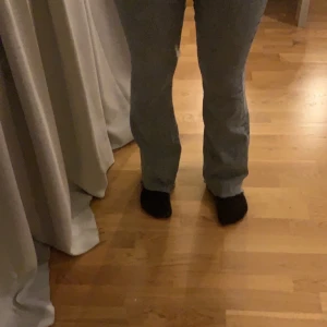 Blåa bootcut jeans  - Säljer dessa blåa bootcut jeans från bikbok i storlek M.