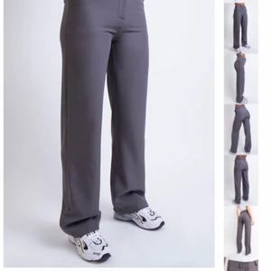 Madlady kostymbyxor  - Säljer mina grå kostymbyxor från madlady, strl S längd 34. Köpta för 500kr❤️ uppsprättade längst ner, passar på mig som är 175cm. 