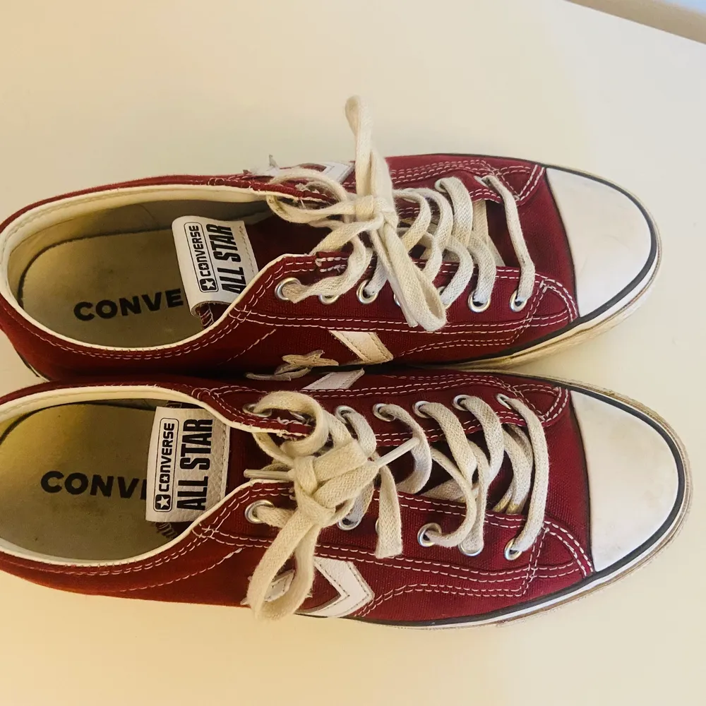 Säljer mina converse allstars då dom var för små . Skor.