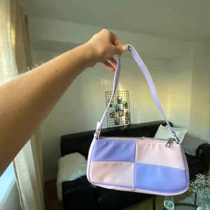 Retro handväska  - Handväska köpt på secondhand sjukt cool med bra vibe. Säljer då jag har alldeles för många väskor. 100kr +frakt 🫶🏼
