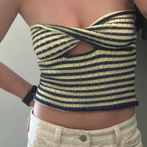 stickad tubtopp - Stickad tub topp köpt i london i liten boutique. Storlek S Använd 1-2 ggr för den är för liten 