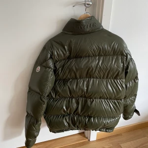 Moncler jacka strl 3  - Bra skick,  använd 5-6 gånger. Köpt för 11000, priset kan diskuteras