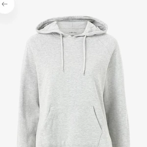 Hoodie - Säljer min jätte mysiga gråa hoodie för att den är för liten!! Skriv för mer bilder❤️ använt max 5 ggr.
