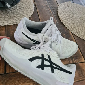Asics tennis/padelskor - Storlek 38=24cm andvända fåtal ggr.i bra beg skicl