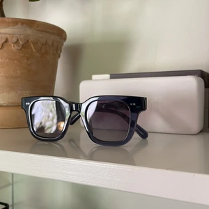 Chimi 04 - Säljer mina Chimi glasögon, modell 04. Färg Navy. Använda ca 10 gånger. Nypris 1200, mitt pris 500. Priset kan diskuteras. Köparen står för frakt.