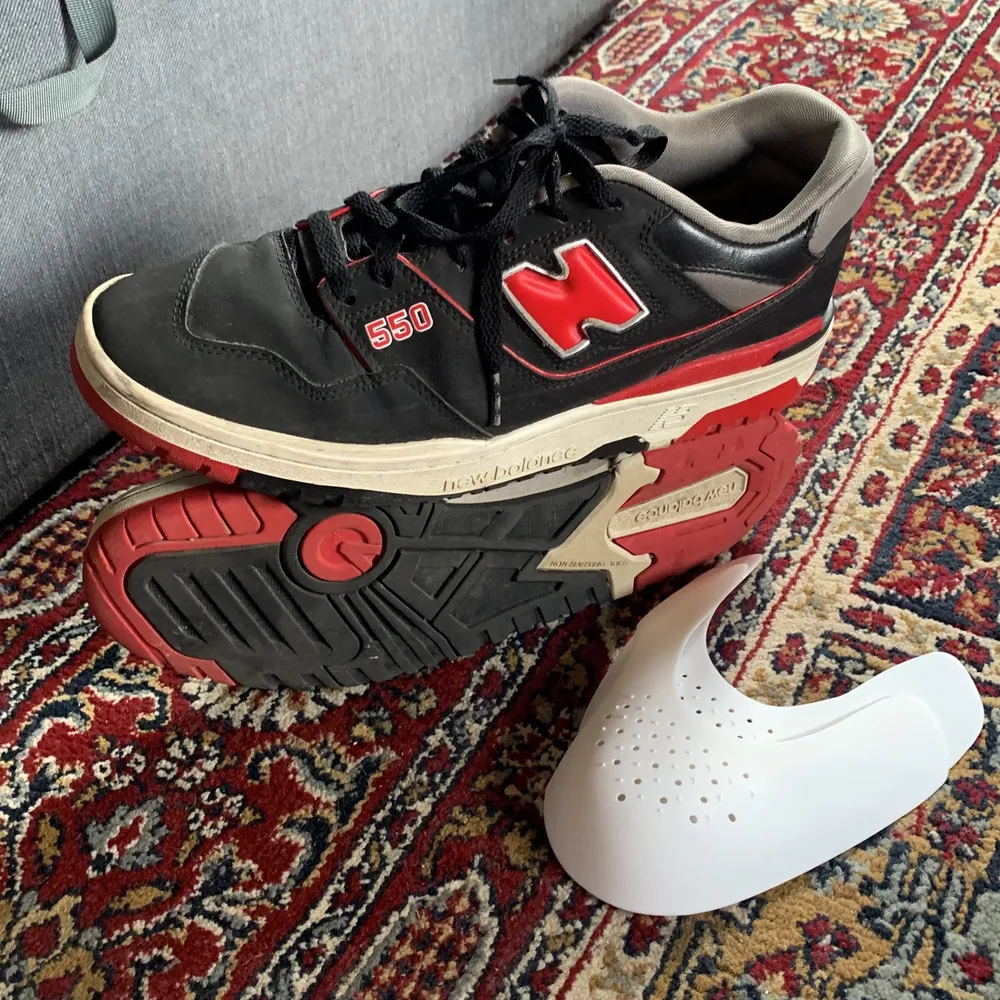 ⚠️TRYCK INTE PÅ KÖP NU⚠️ Svarta New balance 550s + Creaseskydd. Bästa skorna till Höstterminen 👟 Storlek 42 Helt nya skor kostar 1700kr Riktigt bra skick och inga hål eller repor! lite smutsiga 🧼 Fråga gärna om plagget eller om du vill ha fler bilder 📸. Skor.