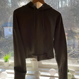 Militär grön hoodie - Militär grön Hoodie som är i bra skick som är ifrån lager 157☺️