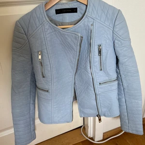 Mc jacka från Zara - Jacka från zara i stl xs. Spricka vid nacke finns, annars väldigt fint skick 