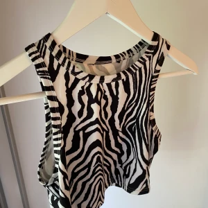 Zebra mönstrad topp - INGEN FRAKT! Zebra mönstrad topp i storlek s! Knappt använd💗 50kr så står jag för frakt!👍