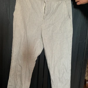 Linnebyxor randiga lågmidja  - Randiga linnebyxor från Zara! Knappt använda. Lågmidja. Ljusgrå, beige. Lite overzize 