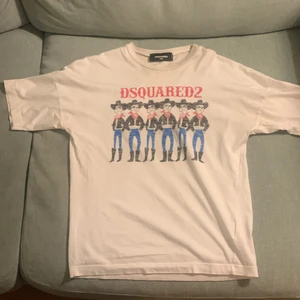 Daquared2  - Säljer nu min daquared2 t-shirt då den inte är min stil. Strlk xxs. Säljer för 500kr nästintill oanvänd. Köpt för 800kr.