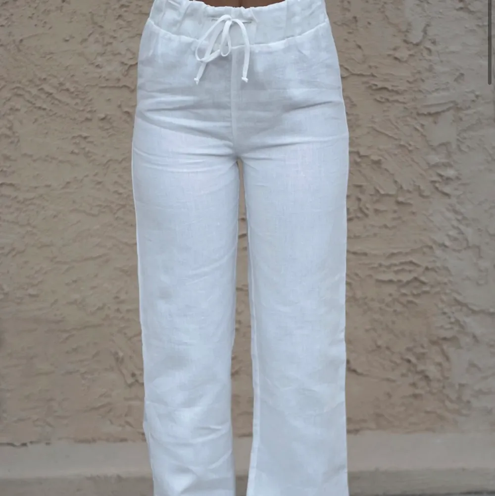 Off white linne byxor från Alice Stenlöf’S märke A-dsgn, aldrig använda endast provade en gång. Nypris 799, mitt pris 350kr. Jeans & Byxor.