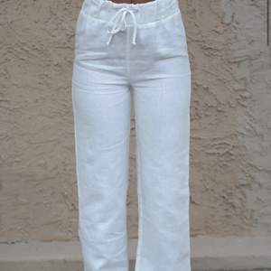 Off white linne byxor från Alice Stenlöf’S märke A-dsgn, aldrig använda endast provade en gång. Nypris 799, mitt pris 350kr