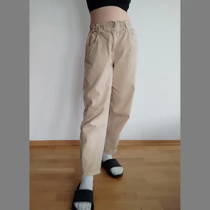 Kaki jeans från lager 157 - Ett par sköna Kaki färgade högmidjajeans i storlek S. Mycket stretch i midjan. 🔸Köparen står för frakt 